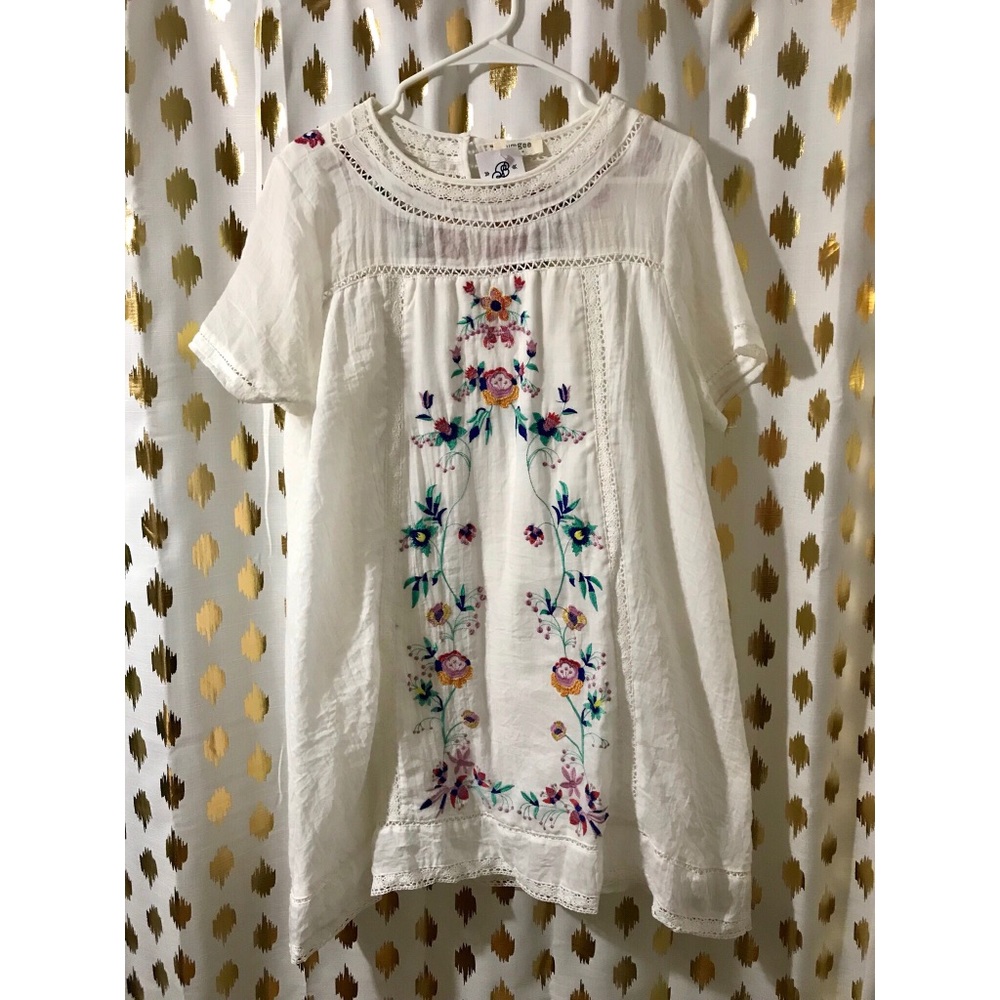 White dress w/ gorgeous detailing!